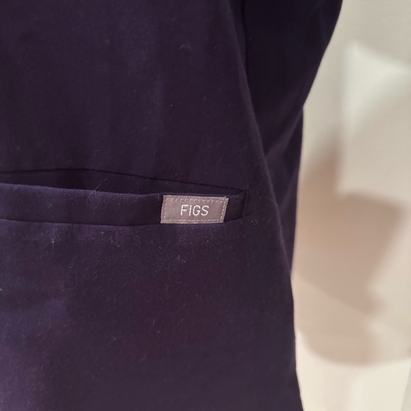 Figs V-Neck Set - Picture 4 of 9